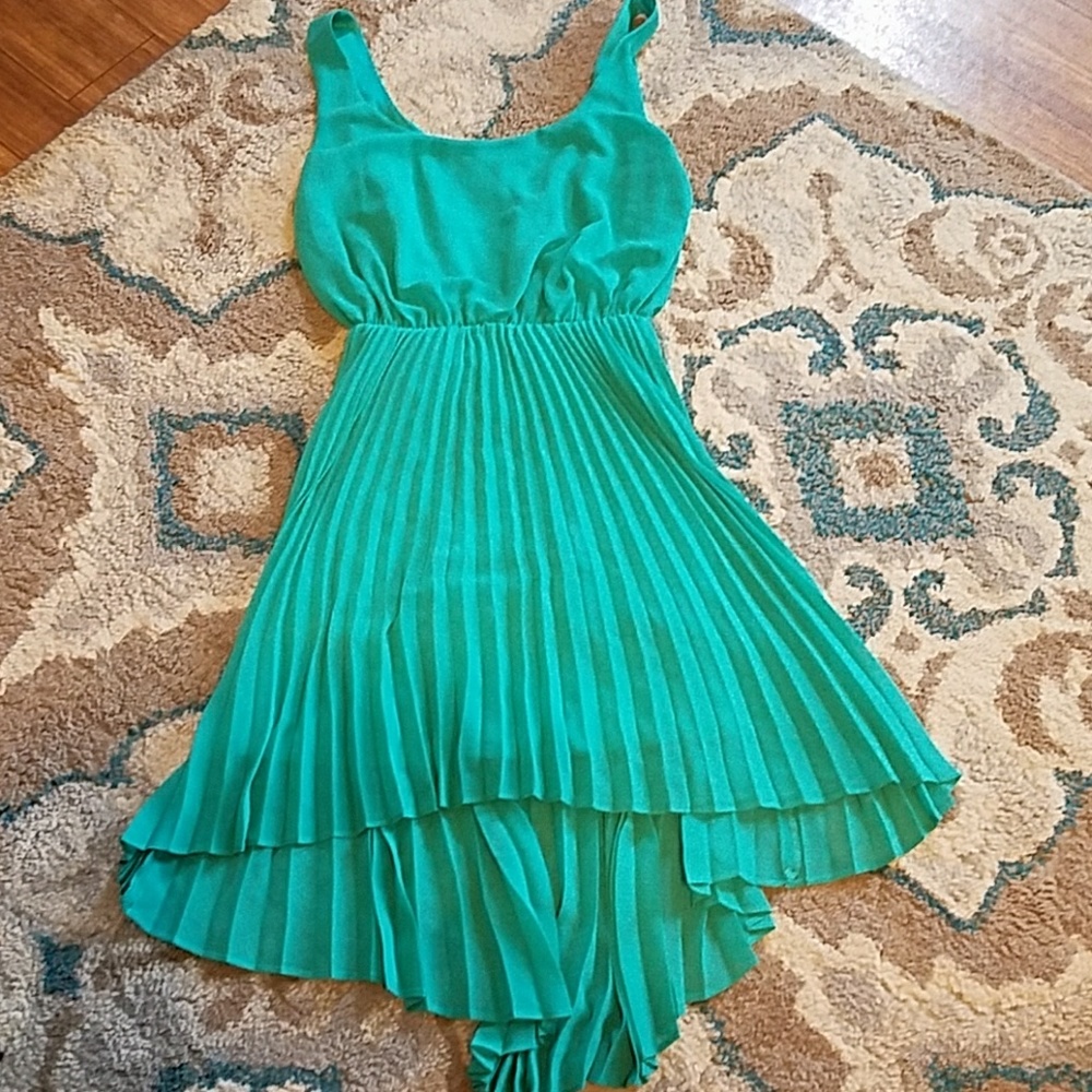 Kelly green xs bebe dress. Flare asymmetric bottom